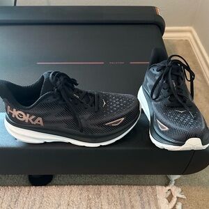Hoka Clifton 9 - size 9